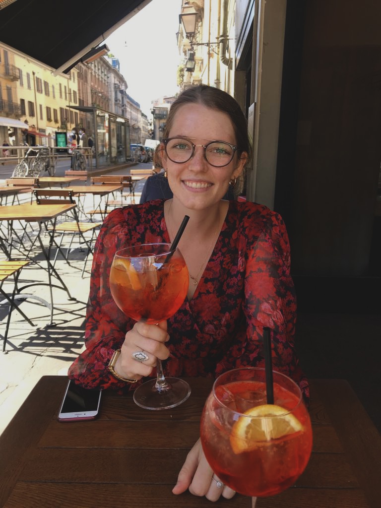 Maya bei einem Aperitif in Italien.